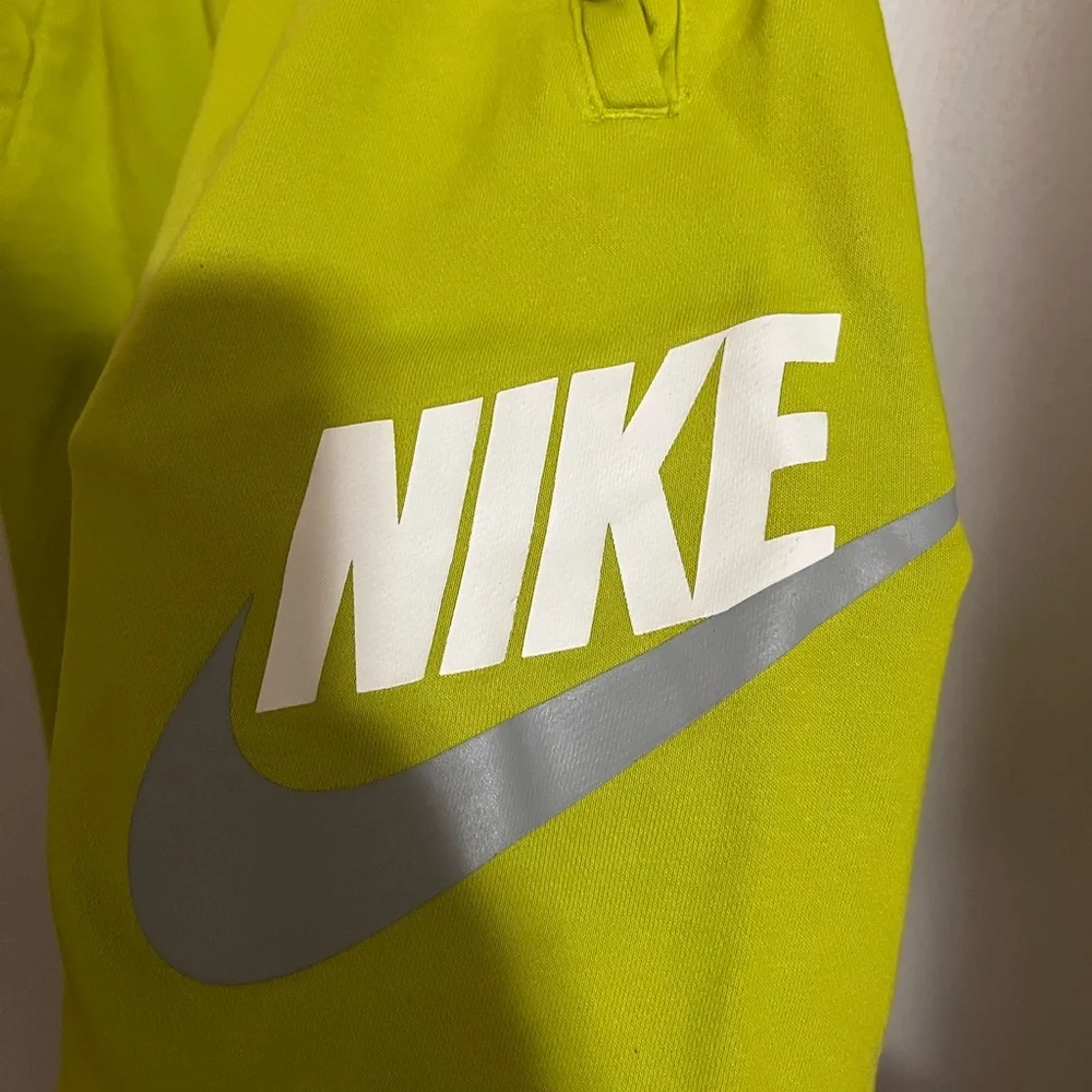 NIKE Classic Fleece Athletic Activewear Casual Logo Shorts Lime Green Boy's Sz L